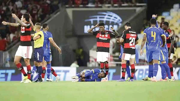 سقوط مفاجئ للاعب يثير الذعر في البرازيل