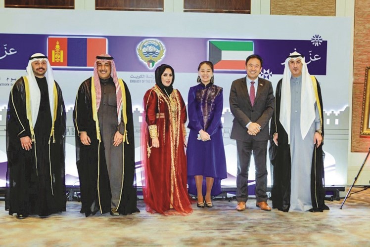 سفيرنا لدى منغوليا مطلق الثويمر مع المشاركين في الاحتفال