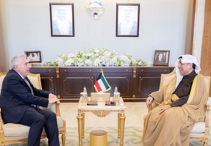 وزير شؤون الديوان الأميري الشيخ حمد جابر العلي مستقبلا سفير الجمهورية اللبنانية لدى دولة الكويت غادي الخوري