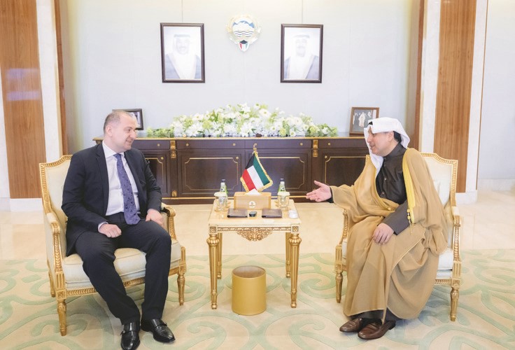 وزير شؤون الديوان الأميري الشيخ حمد جابر العلي مستقبلا سفير جورجيا نوشريفان لومتاتيدزة