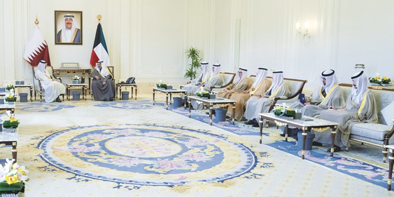 سمو ولي العهد الشيخ صباح الخالد خلال استقباله الشيخ محمد بن عبدالرحمن بن جاسم آل ثاني رئيس مجلس الوزراء وزير الخارجية بدولة قطر
بحضور رئيس ديوان سمو ولي العهد الشيخ ثامر الجابر ووزير الخارجية الشيخ جراح جابر الأحمد وكبار المسؤولين