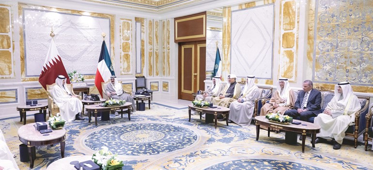 صاحب السمو الأمير الشيخ مشعل الأحمد مستقبلا الشيخ محمد بن عبدالرحمن بن جاسم آل ثاني رئيس مجلس الوزراء وزير الخارجية بدولة قطر بحضور رئيس الوزراء سمو الشيخ أحمد العبد الله ووزير شؤون الديوان الأميري الشيخ حمد جابر العلي ووزير الخارجية الشيخ جراح جابر الأحمد
ومدير مكتب صاحب السمو الأمير الفريق متقاعد جمال الذياب ووكيل الشؤون الخارجية بالديوان الأميري مازن العيسى ووكيل الديوان الأميري الشيخ عبدالعزيز مشعل المبارك