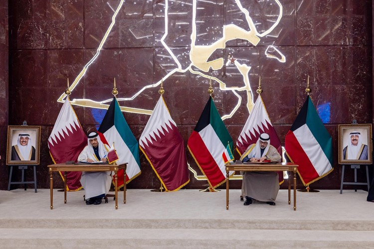 وزير الخارجية الشيخ جراح جابر الأحمد ورئيس مجلس الوزراء وزير الخارجية الشيخ محمد بن عبدالرحمن بن جاسم آل ثاني خلال توقيع إحدى مذكرات التفاهم