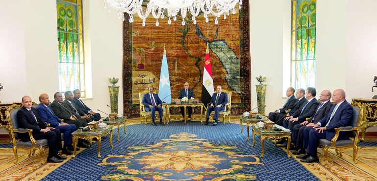 الرئيس المصري عبدالفتاح السيسي مستقبلا نظيره الصومالي حسن شيخ محمود