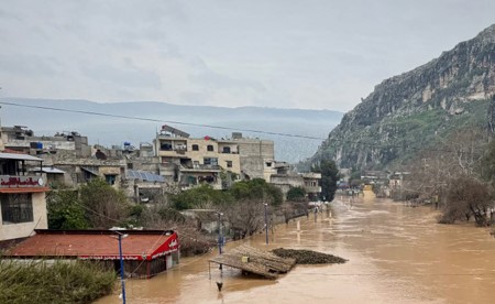 استنفار حكومي بعد فيضانات شمال غرب سورية أوقعت ضحايا وسببت أضراراً