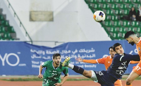 الكويت تعادل وابتعد بالصدارة