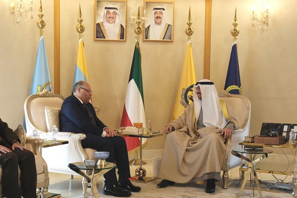 وزير الدفاع الشيخ عبدالله العلي خلال استقباله سفير جمهورية مصر العربية لدى البلاد محمد أبو الوفا