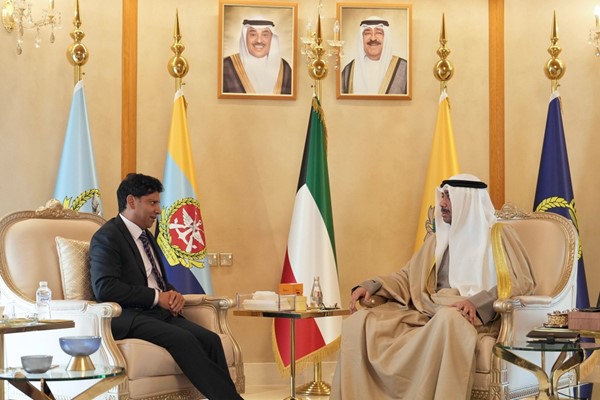 وزير الدفاع الشيخ عبدالله العلي مستقبلاً سفير المملكة المتحدة لدى البلاد قدسي رشيد