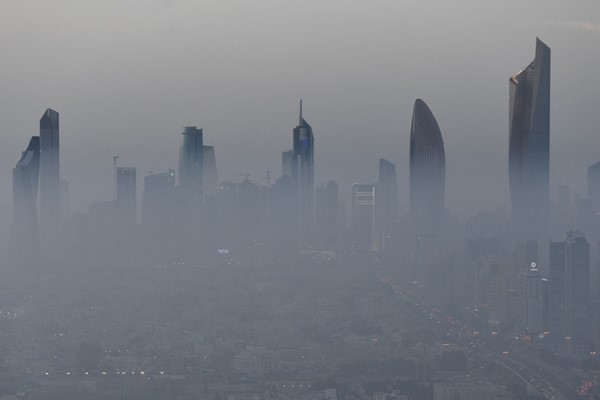 قمم ناطحات السحاب تعلو فوق الضباب