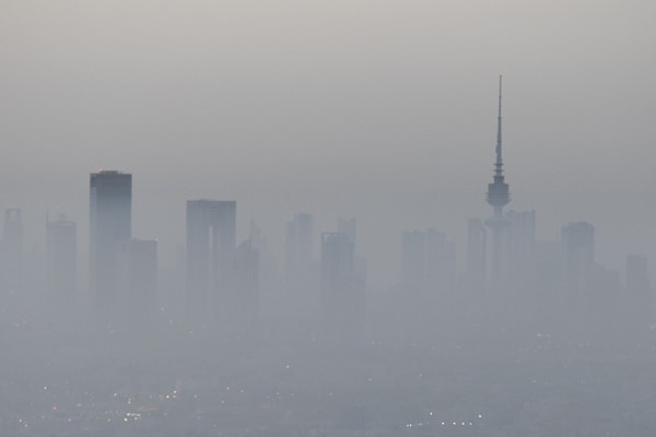 قمم ناطحات السحاب تعلو فوق الضباب