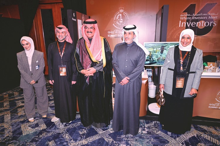 ممثل سمو ولي العهد الشيخ صباح الخالد وزير التربية م.سيد جلال الطبطبائي والمدير العام لمعهد الأبحاث د.فيصل الحميدان على هامش تدشين المعرض
