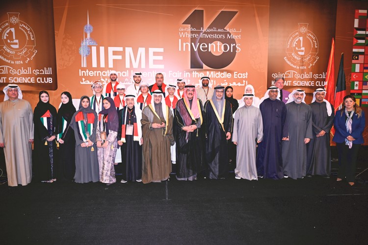 ممثل سمو ولي العهد الشيخ صباح الخالد وزير التربية م.سيد جلال الطبطبائي ورئيس مجلس إدارة النادي العلمي ورئيس اللجنة العليا للمعرض طلال الخرافي وسفير الإمارات لدى الكويت د.مطر النيادي متوسطين المشاركين في المعرض