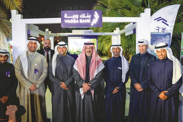 جانب من زيارة محافظ العاصمة الشيخ عبدالله سالم العلي إلى جناح بنك وربة في كرنڤال الشامية