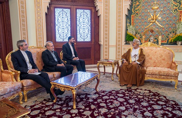 سلطان عُمان يستقبل لاريجاني ويبحث معه مستجدات المفاوضات الأميركية - الإيرانية