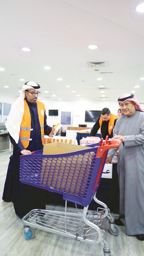 بدر الغانم ونبيل الجحيل خلال تجهيز السلال الغذائية