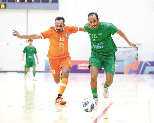 لاعب العربي بدر المنصور يحاول المرور من لاعب كاظمة صالح حيدر	 (المركز الإعلامي للعربي)