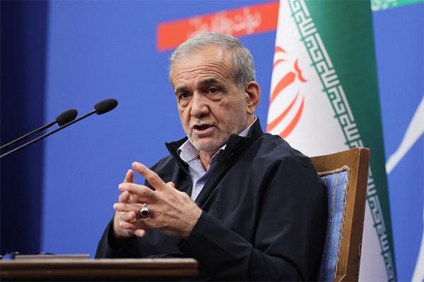 الرئيس الإيراني: دول الجوار ساعدت في خفض التوتر.. ويجب تقوية علاقاتنا معها