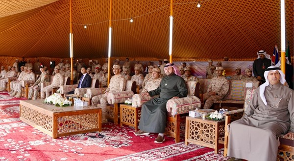  رئيس الأركان الفريق الركن خالد الشريعان والسفير البريطاني قدسي رشيد ووكيل وزارة الدفاع الشيخ د.عبدالله المشعل ووكيل وزارة النفط الشيخ د.نمر فهد المالك ونائب رئيس الأركان العامة للجيش اللواء الركن طيار الشيخ صباح جابر الأحمد ومساعد رئيس الأركان البريطاني اللواء الركن جون سويفت وملحق الدفاع البريطاني لدى البلاد العقيد ركن بحري نيل ماريوت وعدد من كبار الضباط القادة في الجيش الكويتي والبريطاني خلال التمرين
