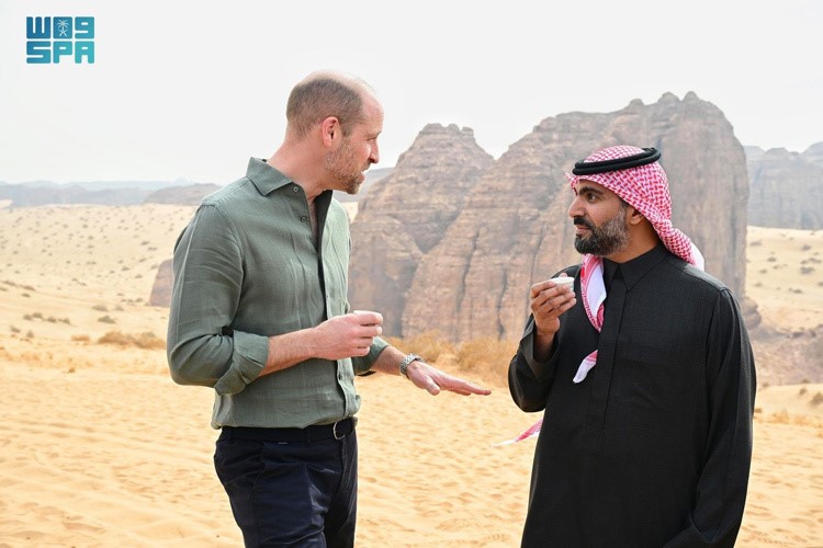 صاحب السمو الملكي الأمير ويليام ولي عهد بريطانيا وصاحب السمو الأمير بدر بن عبدالله بن فرحان وزير الثقافة السعودي خلال جولتيهما في محافظة العلا (واس)