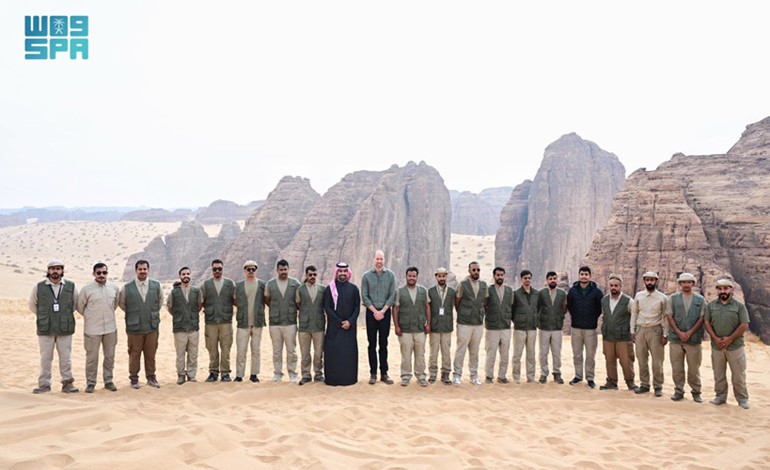 صورة جماعية لصاحب السمو الملكي الأمير ويليام ولي عهد بريطانيا وصاحب السمو الأمير بدر بن عبدالله بن فرحان وزير الثقافة السعودي خلال جولتيهما في محافظة العلا (واس)