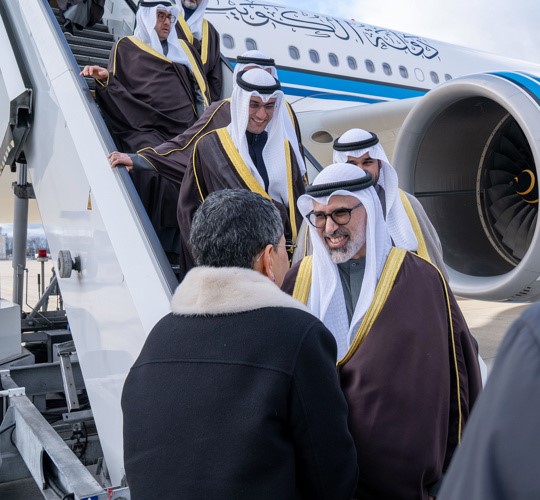 وزير الخارجية الشيخ جراح الجابر ووكيل ديوان رئيس مجلس الوزراء الشيخ خالد محمد الخالد والعضو المنتدب للهيئة العامة للاستثمار الشيخ سعود سالم العبدالعزيز والسفير صادق معرفي لدى وصولهم وفي استقبالهم سفيرتنا في ألمانيا ريم الخالد