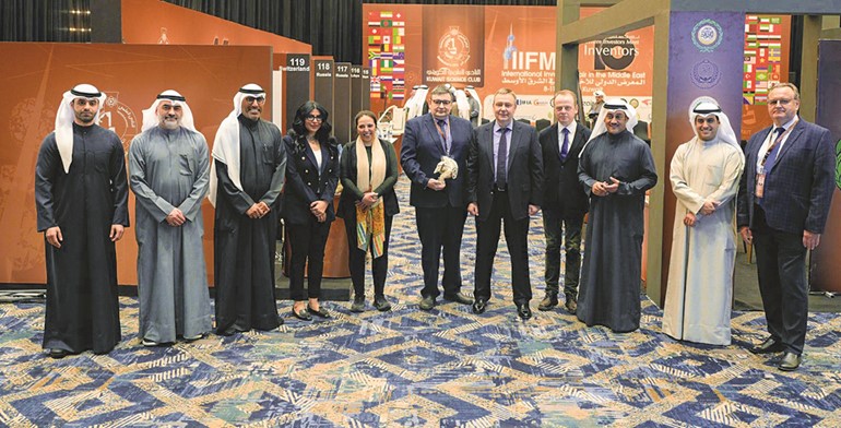 رئيس مجلس إدارة النادي العلمي ورئيس اللجنة العليا للمعرض طلال الخرافي ونائب الرئيس الشيخة شيخة محمد جراح الصباح وأعضاء مجلس الإدارة علي كاظم الجمعة وعبدالرحمن الفضالة وعبدالله الفرج وأسرار الأنصاري ود.محمد الصفار مع سفير روسيا الاتحادية لدى الكويت فلاديمير جيلتوف ومخترعين روس مشاركين في المعرض