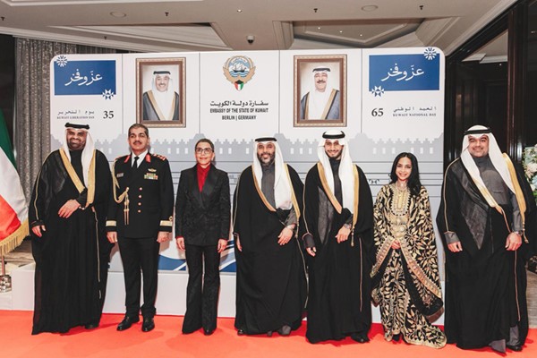 سفيرتنا لدى ألمانيا ريم الخالد مع المشاركين في الاحتفال بالأعياد الوطنية