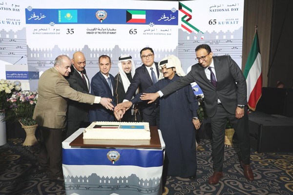 القائم بالأعمال بالإنابة في سفارتنا بكازاخستان المستشار مشاري الصائغ خلال قطع كعكة الاحتفال