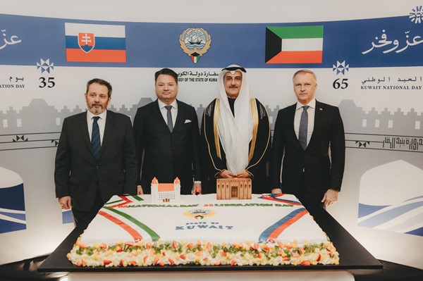 رئيس البعثة الديبلوماسية في سلوڤاكيا المستشار سعود المخلد مع المشاركين بالاحتفال