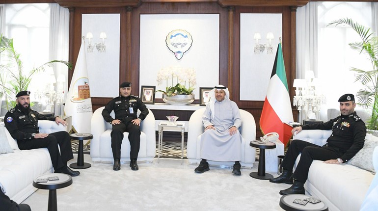 محافظ الفروانية الشيخ عذبي الناصر خلال استقباله مدير عام الإدارة العامة للتدريب العميد سالم عاشور ومساعد مدير عام شؤون البعثات العميد د.حقوقي أنس القطان ومساعد مدير عام شؤون التدريب العميد حقوقي سالم الحطاب