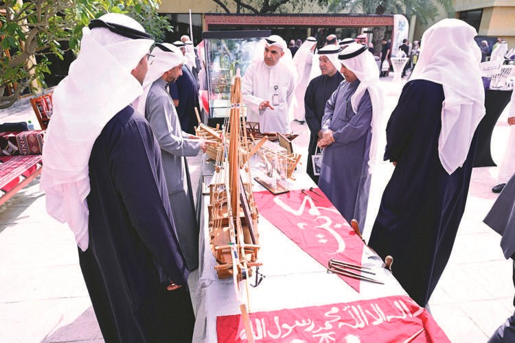 نائب وزير الخارجية بالوكالة السفير عزيز الديحاني ومساعد وزير الخارجية لشؤون معهد سعود الناصر الديبلوماسي السفير ناصر الصبيح خلال جولة في المعرض المصاحب