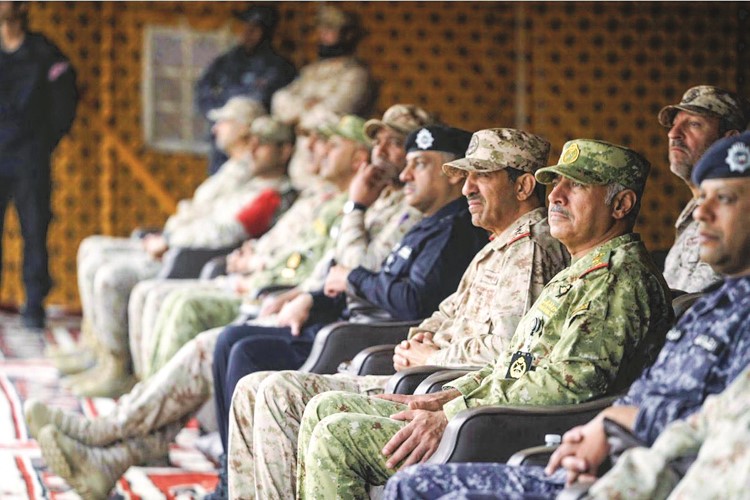 رئيس الأركان العامة للجيش الفريق الركن خالد الشريعان ووكيل وزارة الداخلية اللواء عبدالوهاب الوهيب ووكيل الحرس الوطني الفريق الركن حمد البرجس خلال حضورهم تمرين راية وطن