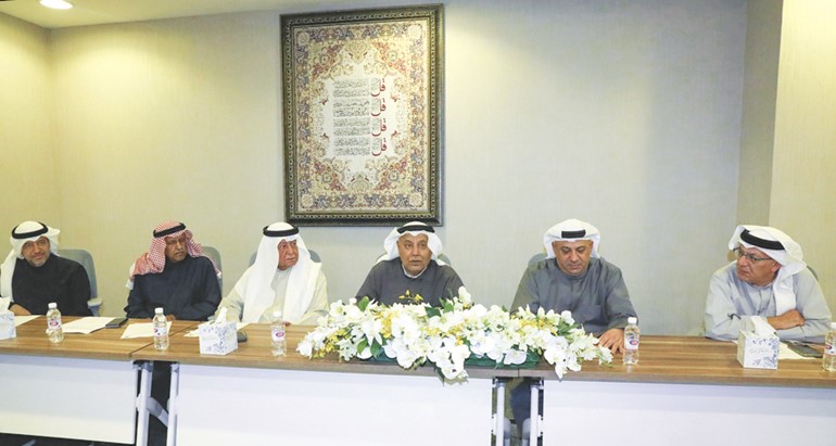 حسين الخرافي يتوسط عبدالله المطوع ومشاري حمادة وأنور بوخمسين وخالد المضف وبراك الصبيح		(محمد هاشم)