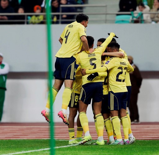 لاعبو النصر يحتفلون مع عبدالله الحمدان بعد تسجيله هدفا في شباك أركاداغ التركماني