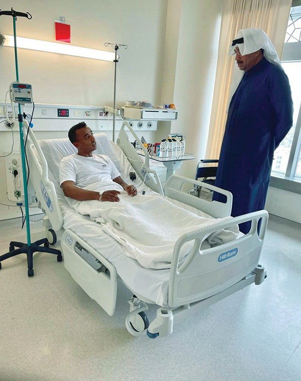 وزير الدفاع الشيخ عبدالله العلي في مستشفى جابر للاطمئنان على صحة الرقيب فهد جوهر المصاب أثناء تأدية عمله