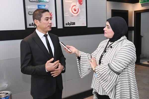 المعلم محمد السيد عبدالرؤوف متحدثا إلى الزميلة حنان عبدالمعبود