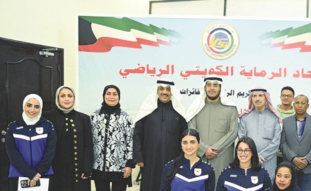 الفائزات مع مسؤولي نادي الرماية خلال حفل التكريم