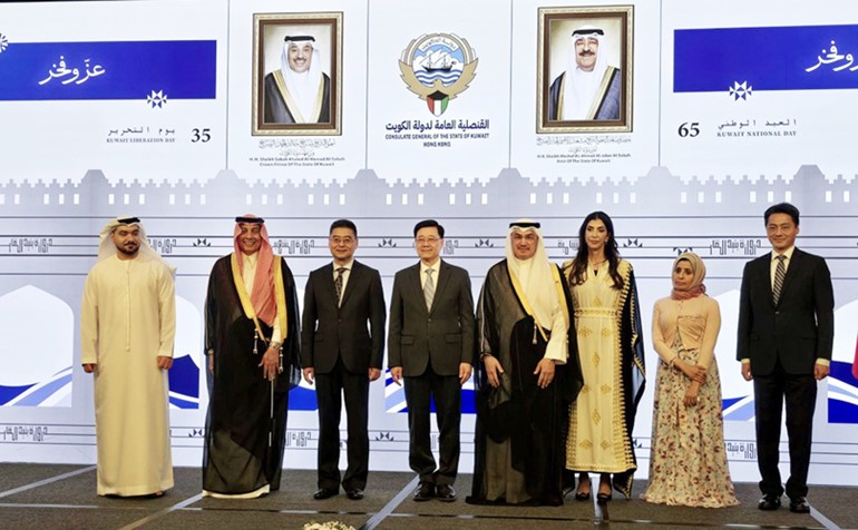 القنصل العام لدى منطقتي هونغ كونغ ومكاو الإداريتين الخاصتين في جمهورية الصين الشعبية السفير ناصر الغانم مع الحضور في الحفل
