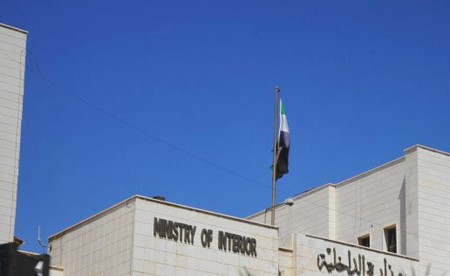 وزارة الداخلية تُعلن القبض على شبكة دولية للاحتيال بـ«الدولار المجمد»