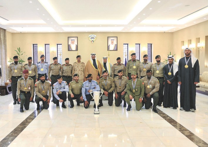 وزير الدفاع مكرما فريق الجيش لكرة السلة بمناسبة فوزه بالميدالية الذهبية في كأس الوزارات والمؤسسات والهيئات الحكومية