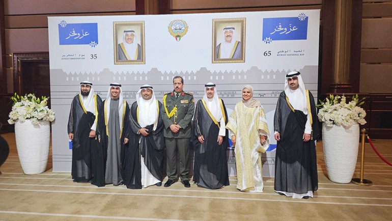 القائم بالأعمال لدى سفارتنا بقطر الوزير المفوض محمد الزعبي مع المشاركين بالحفل