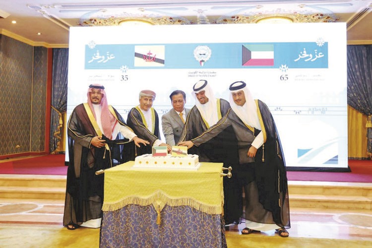جانب من قطع كعكة الاحتفال في سفارتنا لدى بروناي