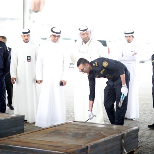 نائب رئيس الإدارة العامة للجمارك لشؤون المنافذ والبحث والتحري الجمركي 
صالح العمر يعاين شحنة الخمور المهربة
