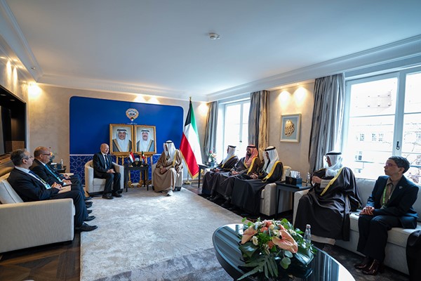 التقى سمو الشيخ أحمد العبدالله رئيس مجلس الوزراء اليوم رئيس مجلس القيادة الرئاسي في الجمهورية اليمنية الشقيقة د.رشاد العليمي بحضور وزير الخارجية الشيخ جراح الجابر ورئيس ديوان رئيس مجلس الوزراء بالإنابة الشيخ خالد محمد الخالد والعضو المنتدب للهيئة العامة للاستثمار الشيخ سعود سالم عبدالعزيز الصباح ومساعد وزير الخارجية لشؤون أوروبا السفير صادق معرفي وسفيرنا لدى جمهورية ألمانيا الاتحادية ريم الخالد
