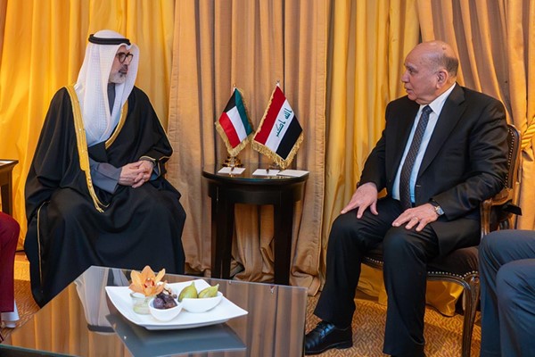 وزير الخارجية الشيخ جراح الجابر خلال لقائه نائب رئيس مجلس الوزراء ووزير خارجية العراق فؤاد محمد حسين