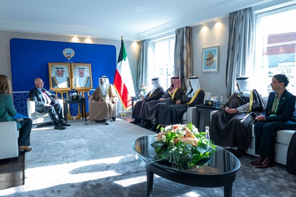 سمو الشيخ أحمد العبدالله رئيس مجلس الوزراء خلال استقباله المفوض السامي للأمم المتحدة لشؤون اللاجئين د.برهم صالح على هامش أعمال مؤتمر ميونيخ للأمن المنعقد في مدينة ميونيخ بحضور وزير الخارجية الشيخ جراح الجابر ورئيس ديوان رئيس مجلس الوزراء بالإنابة الشيخ خالد محمد الخالد والعضو المنتدب للهيئة العامة للاستثمار الشيخ سعود سالم عبدالعزيز الصباح ومساعد وزير الخارجية لشؤون أوروبا السفير صادق معرفي وسفيرنا لدى جمهورية ألمانيا الاتحادية ريم الخالد
