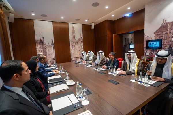 وزير الخارجية يستعرض مع نظيره العماني العلاقات الأخوية التاريخية بين البلدين