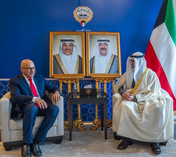 وزير الخارجية الشيخ جراح الجابر خلال لقائه وزير خارجية مملكة البحرين الشقيقة عبداللطيف الزياني