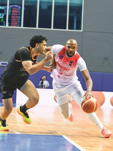 إبراهيم الشمري محاولا إيقاف لاعب الكويت حمد عدنان في مواجهة القسم الأول