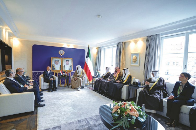 سمو الشيخ أحمد العبدالله رئيس مجلس الوزراء خلال استقباله رئيس مجلس القيادة الرئاسي في الجمهورية اليمنية الشقيقة د.رشاد العليمي بحضور 
وزير الخارجية الشيخ جراح الجابر ورئيس ديوان رئيس مجلس الوزراء بالإنابة الشيخ خالد محمد الخالد والعضو المنتدب للهيئة العامة للاستثمار 
الشيخ سعود سالم عبدالعزيز الصباح ومساعد وزير الخارجية لشؤون أوروبا السفير صادق معرفي وسفيرتنا لدى جمهورية ألمانيا الاتحادية ريم الخالد